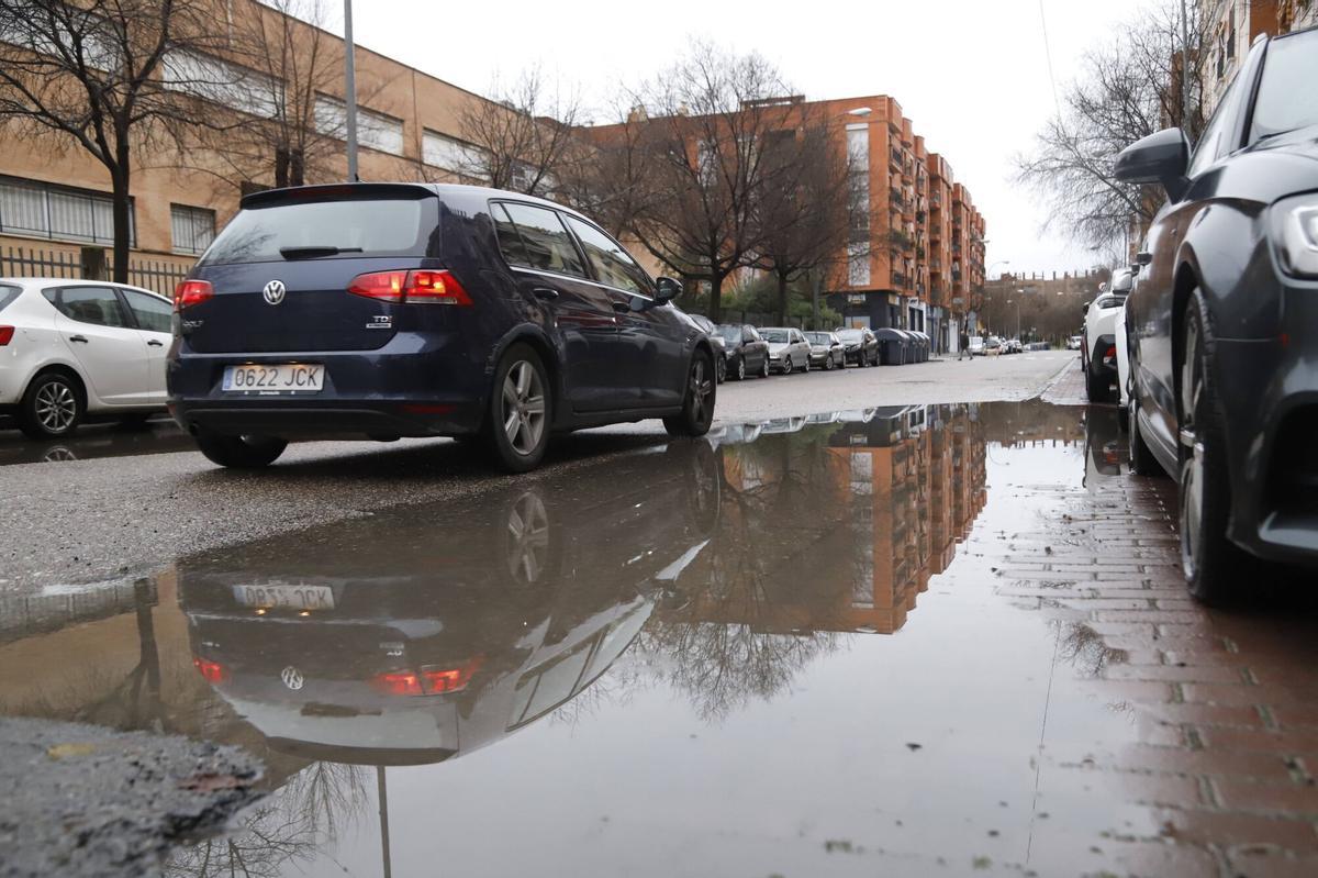 Charco formado en una calle de Córdoba por la lluvia caída.