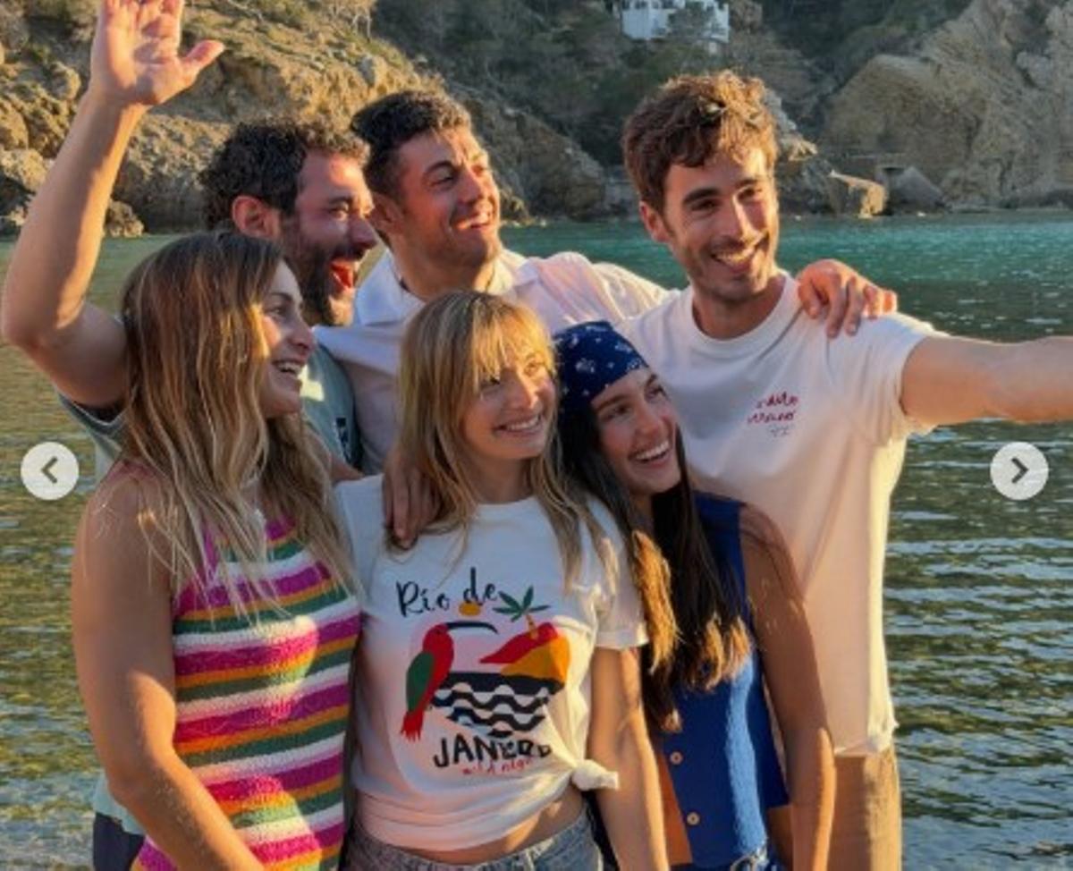 Los 'influencers' posan en cala Benirrás