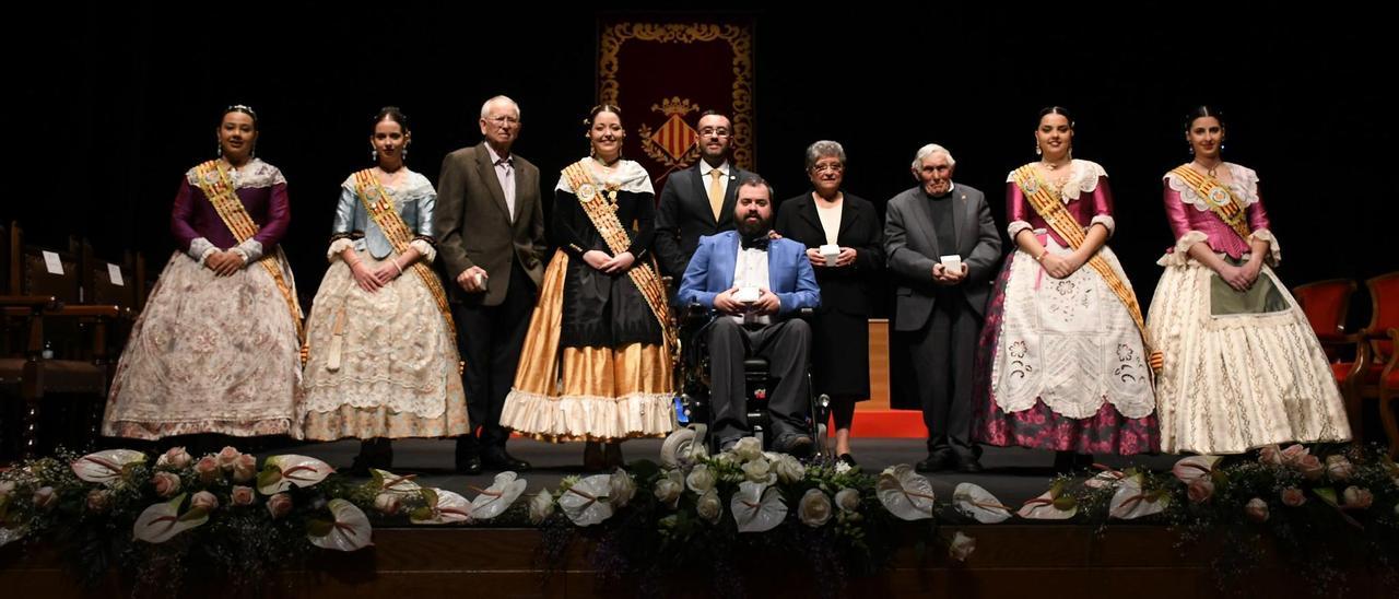 Llorens Bort (tercero por la izquierda), en la foto de familia de los galardonados en los Premis 20 de Febrer del 2019.