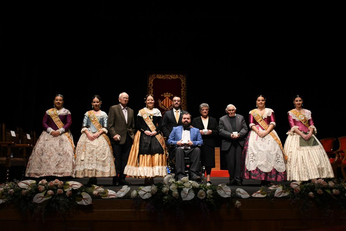 Llorens Bort (tercero por la izquierda), en la foto de familia de los galardonados en los Premis 20 de Febrer del 2019.