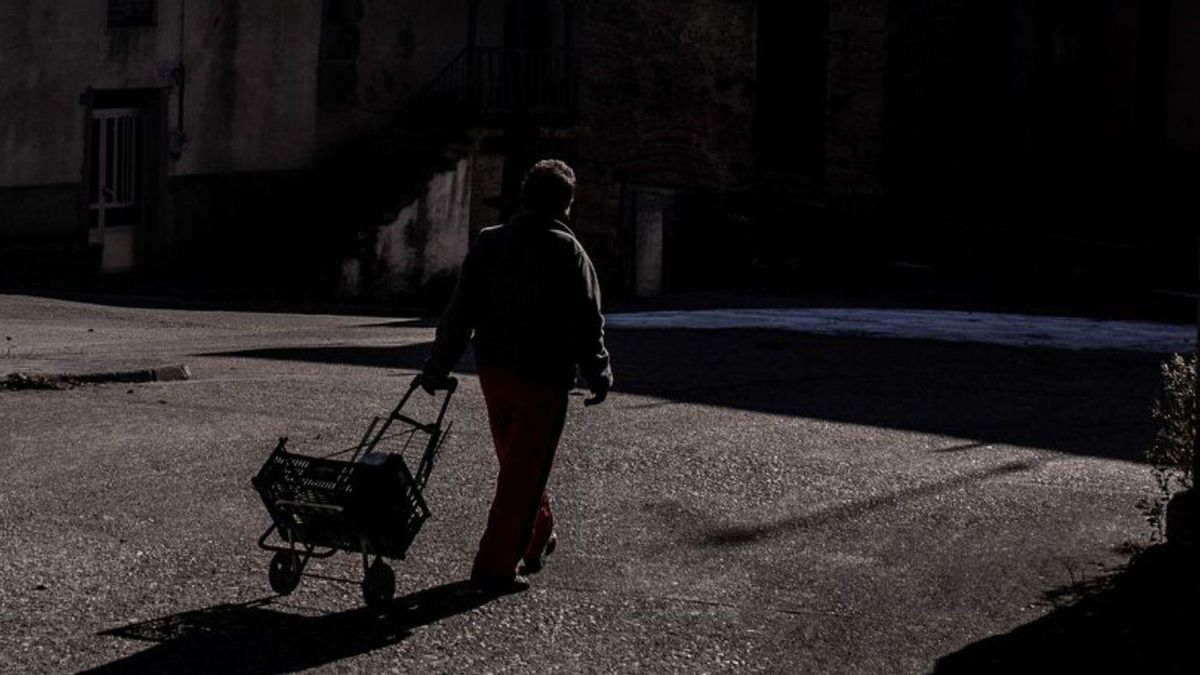 Una persona camina por un pueblo de la provincia. | N. R.