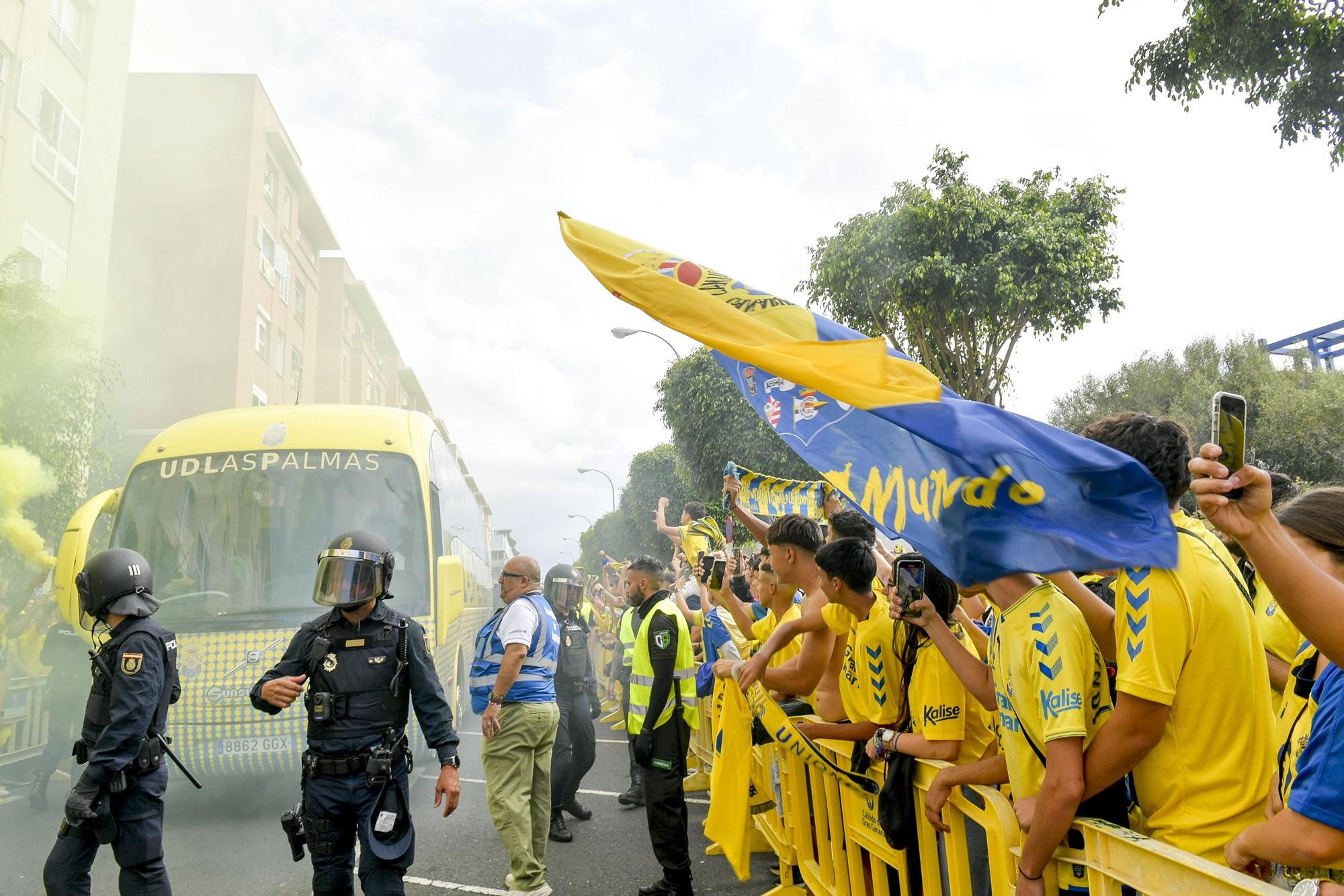 La afición recibe a la guagua de la UD Las Palmas en Fondos de Segura