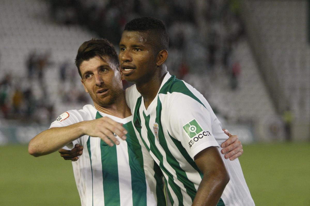 Fidel Escobar celebra con Javi Flores, hoy en la dirección deportiva del Córdoba CF, un gol con el conjunto blanquiverde.
