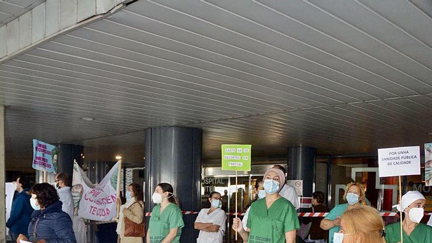Protestas de ayer ante el Hospital Montecelo.
