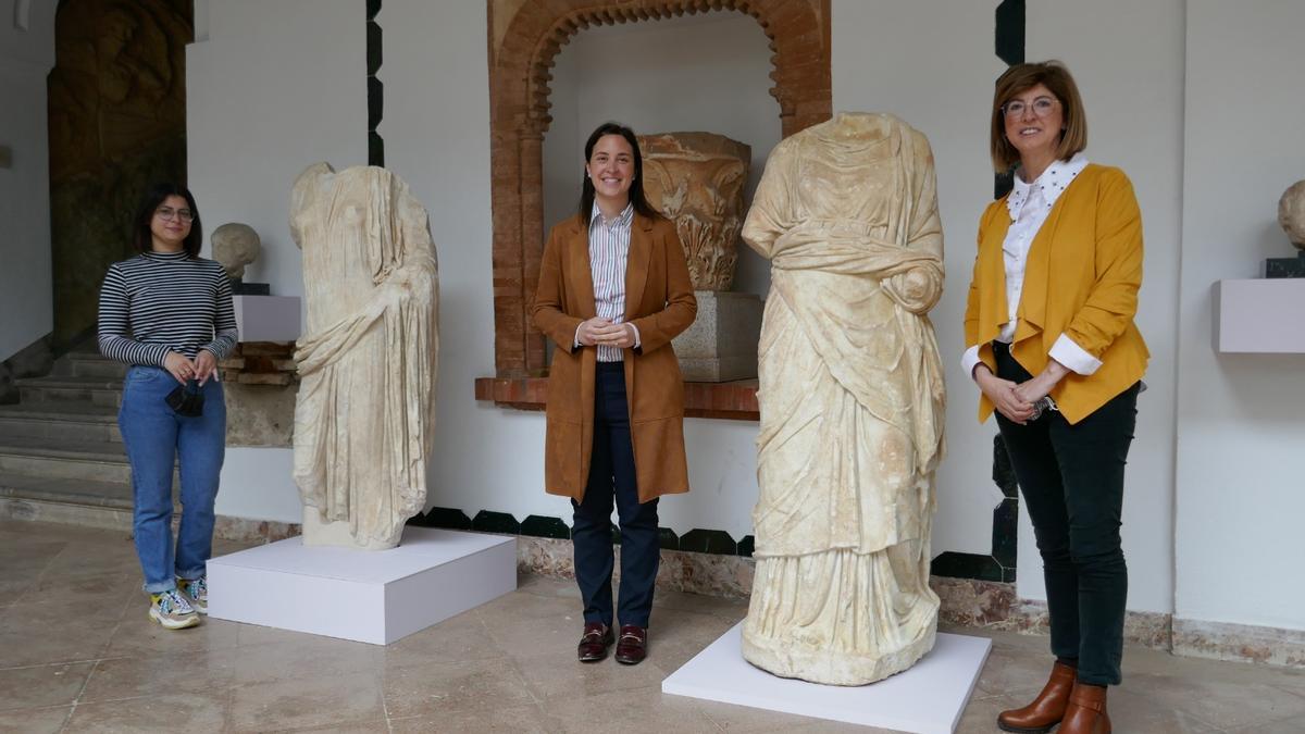 Sofía Escudero, Cristina Casanueva y María Dolores Baena, ante algunas de las piezas expuestas.