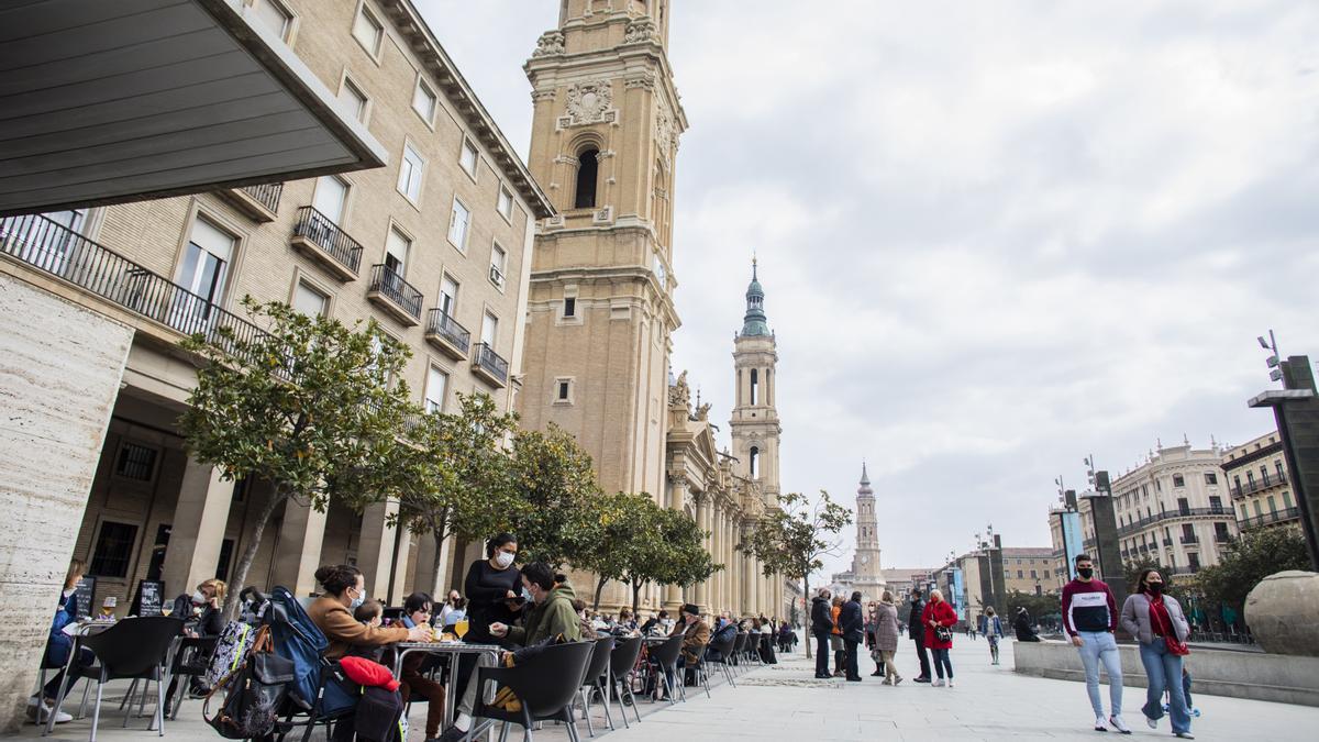 Terrazas llenas de clientes en la plaza del Pilar de Zaragoza.