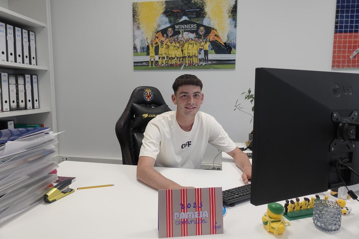 Teo Bou, en la oficina de RRHH del Villarreal CF.
