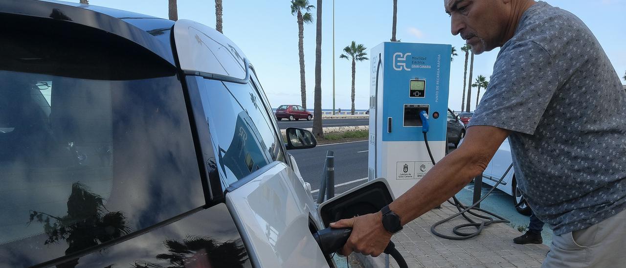 El propietario de un vehículo eléctrico lo recarga en un punto habilitado de la capital grancanaria.