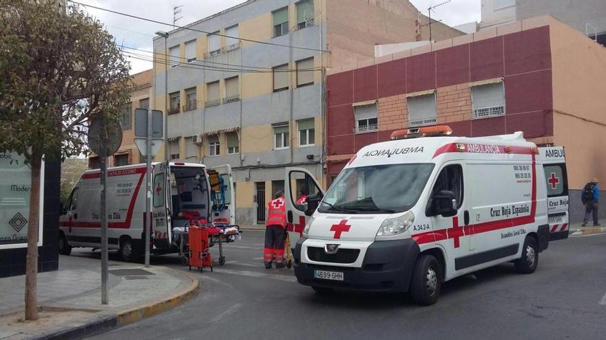 Una ambulancia de la Cruz Roja se encargó de recoger al herido y trasladarlo al Hospital General de Elda