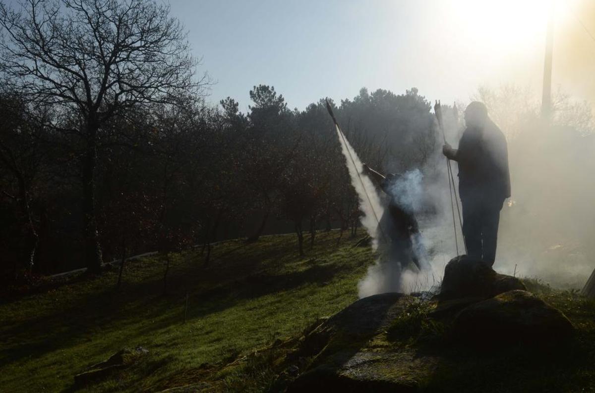Los valgueses recorren la aldea con las ofrendas de la Candelaria y San Blas. Los valgueses recorren la aldea con las ofrendas de la Candelaria y San Blas.