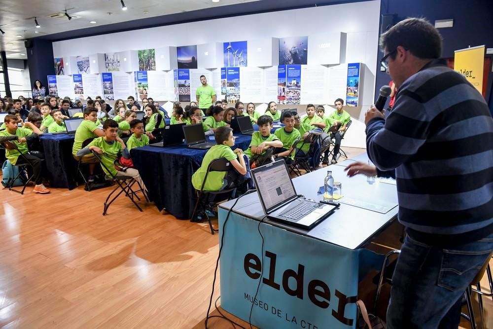 Santiago Navarro Ruiz, presidente de Wikimedia España, en el taller del I Editatón de Mujeres Científicas Canarias en Wikipedia.