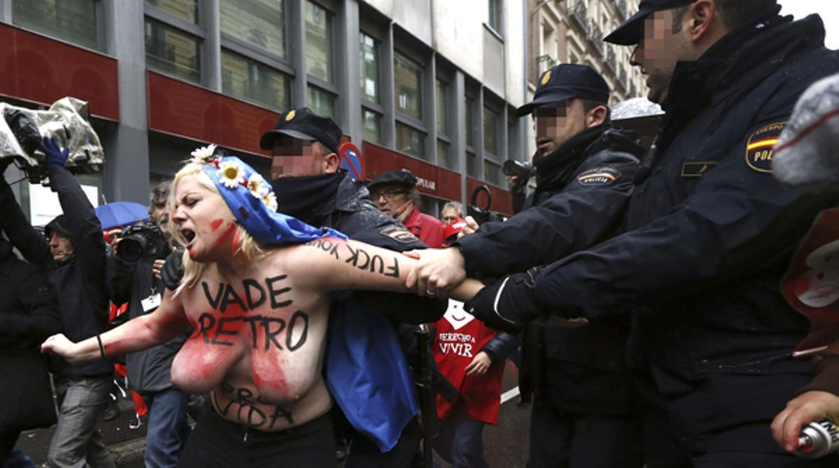 Activistes de FEMEN irrompen en la manifestació contra l’avortament de Madrid.