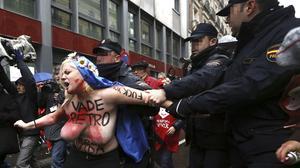 Activistes de FEMEN irrompen en la manifestació contra l’avortament de Madrid.