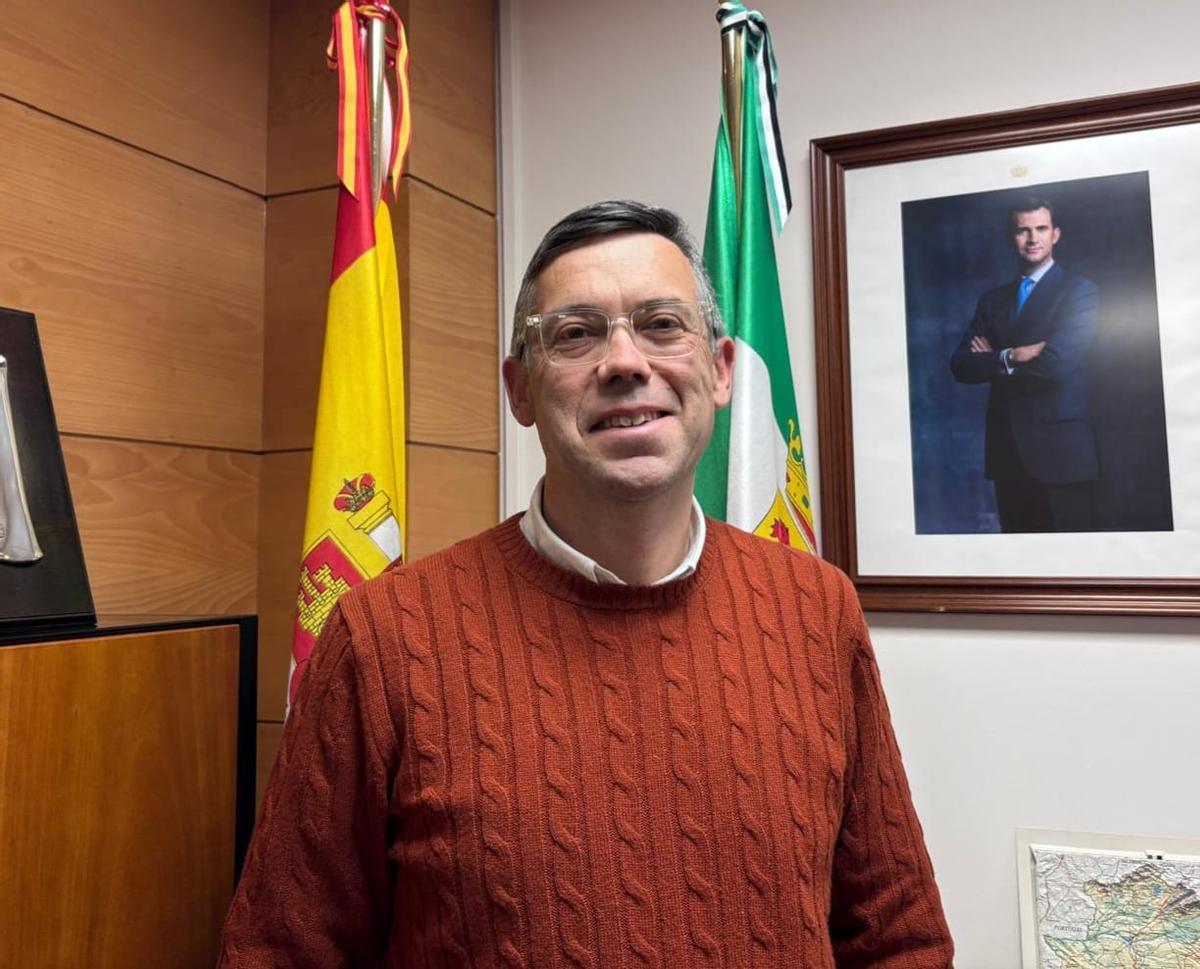 El jefe provincial de Tráfico de Badajoz, José Luis Capilla, en su despacho.