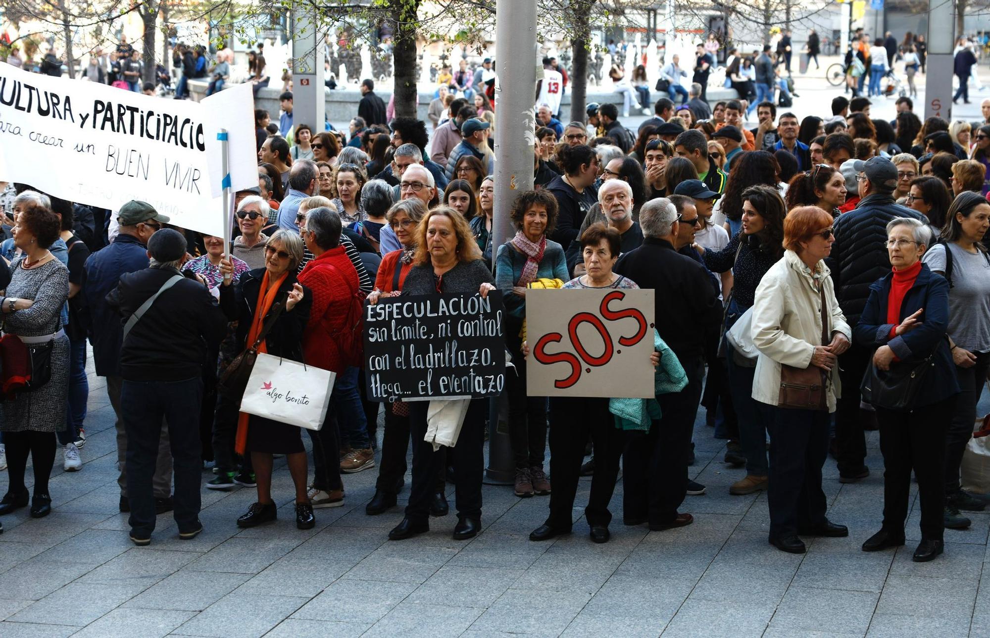 En imágenes | Nueva protesta de Bloque Cultural en la plaza España de Zaragoza