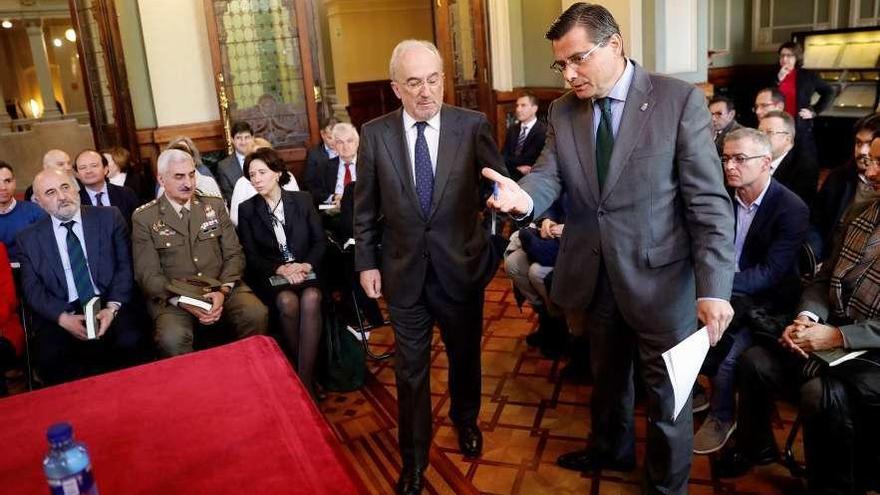 Santiago Muñoz Machado, a la izquierda, con el presidente de la Junta, Pedro Sanjurjo, ayer, en el Parlamento autonómico.