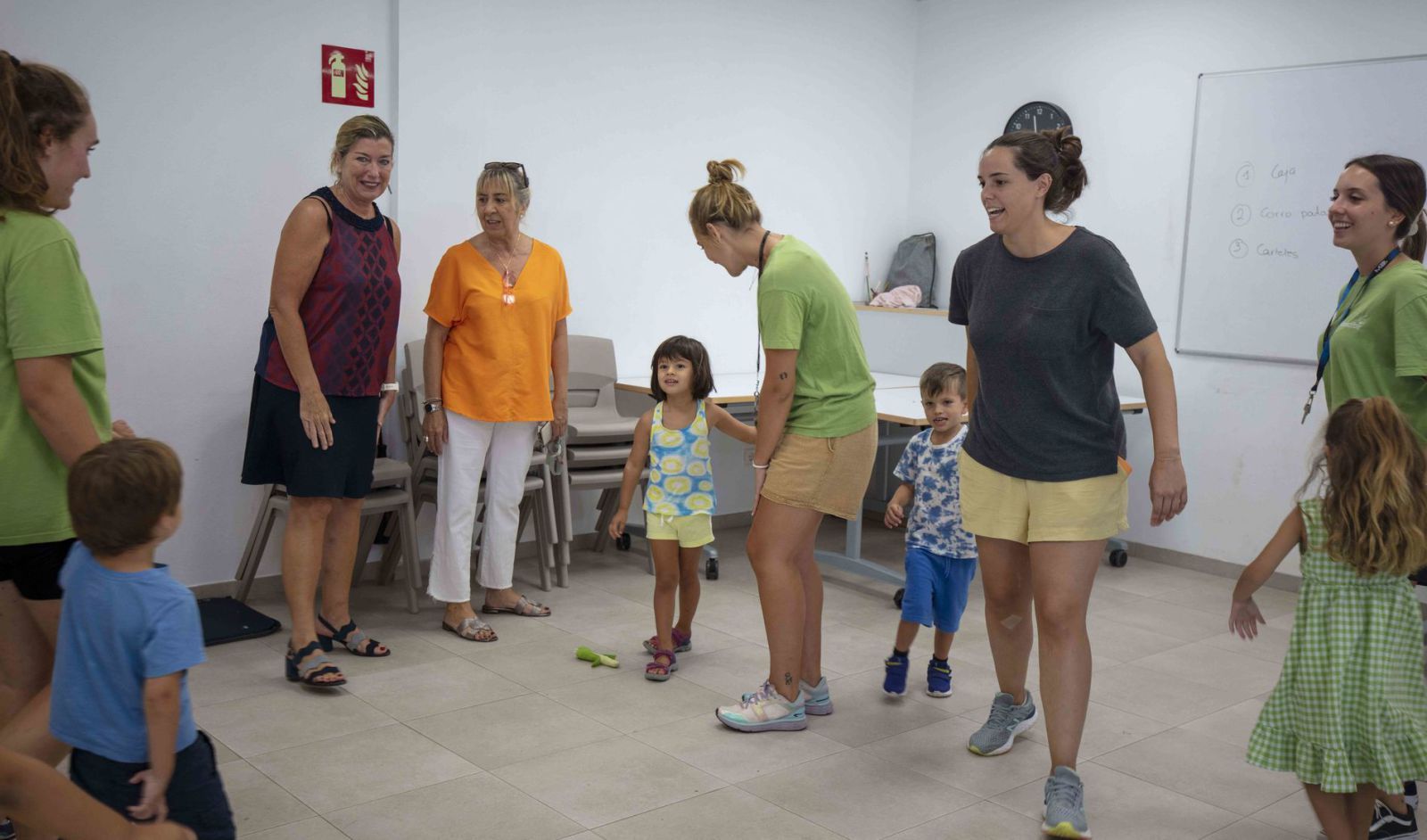 Diferentes momentos de las actividades desarrolladas ayer en la escuela de verano de Amadiba, visitada ayer por Patricia Gómez.