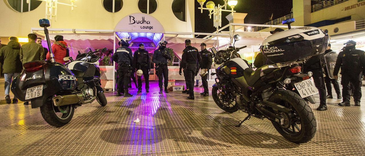 Operativo policial en el puerto de Alicante