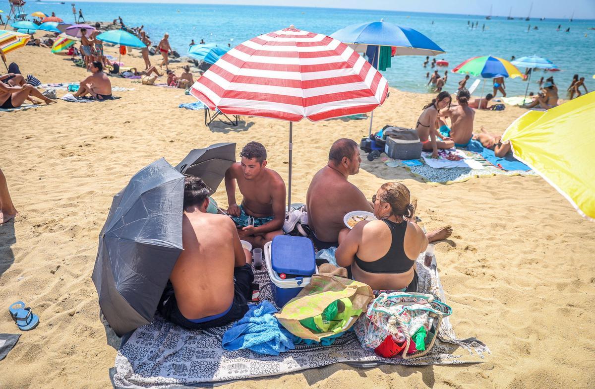 Una familia disfruta de una comida de playa en El Masnou el pasado domingo.