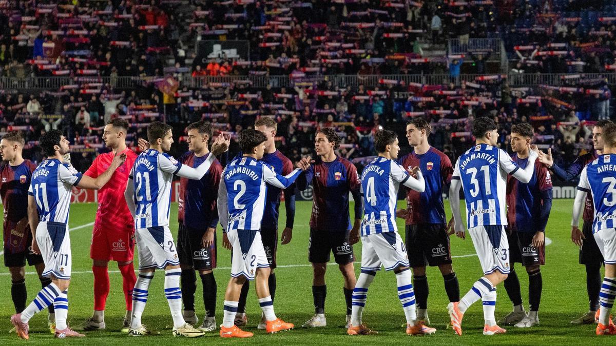 Los jugadores del Eldense saludan a los de la Real Sociedad, antes del partido.