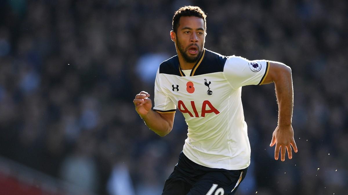 Mousa Dembélé en un partido de Premier League con el Tottenham