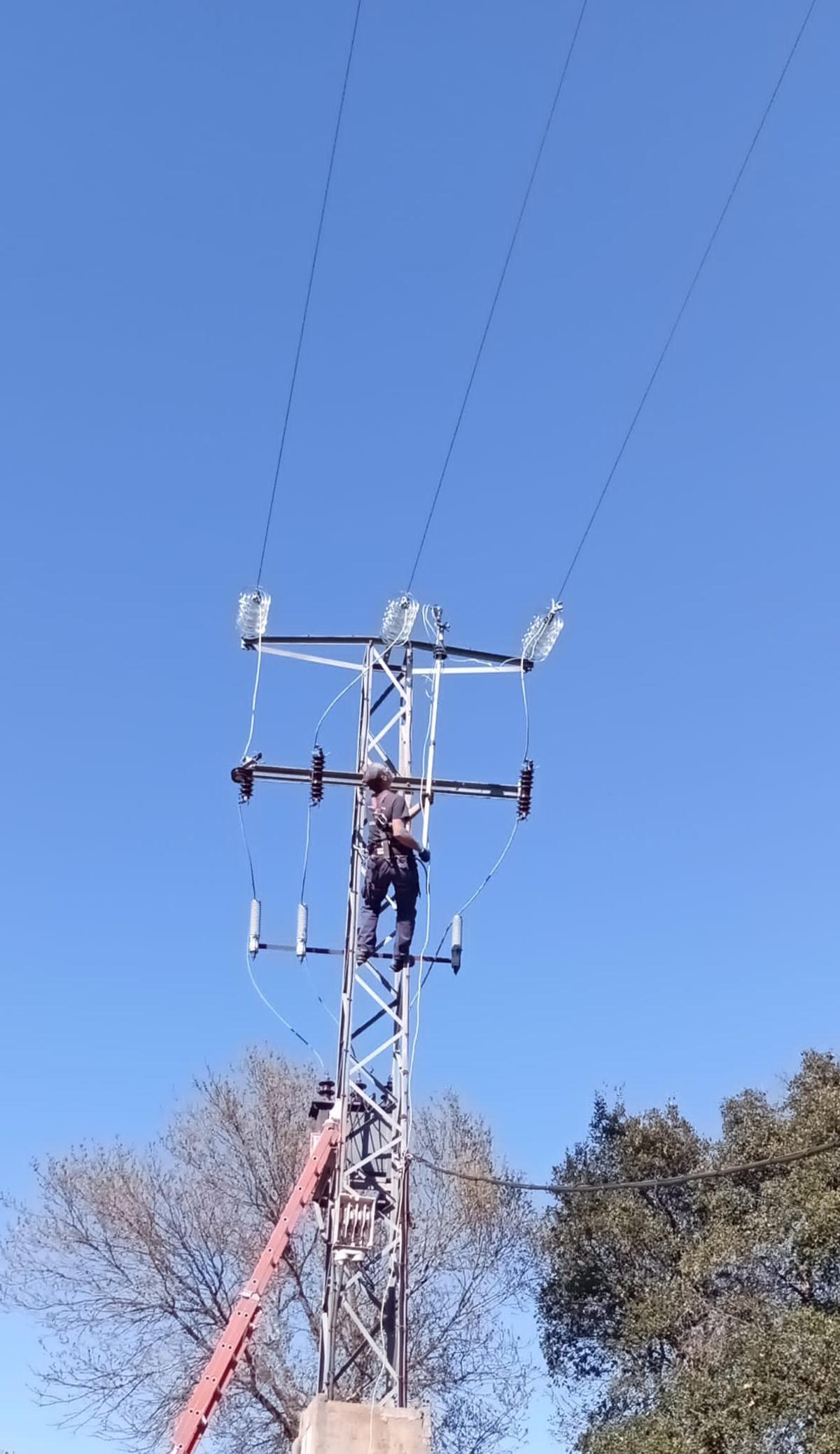 Imagen de un técnico revisando la torreta eléctrica afectada.