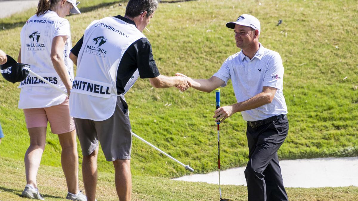 Whitnell recibe la felicitación de su caddie