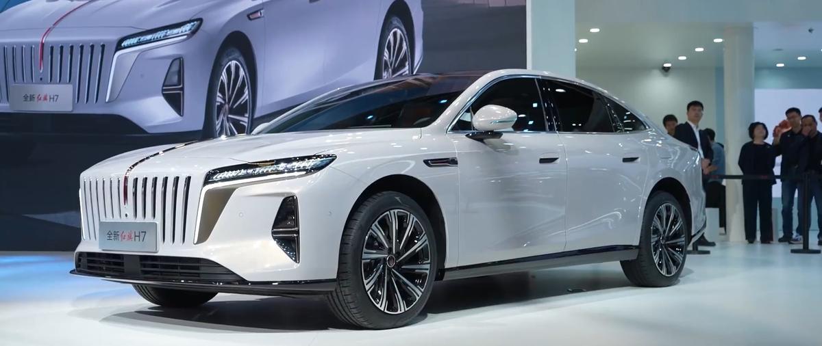 Un Hongqi H7 en el saltón del automóvil de Pekín