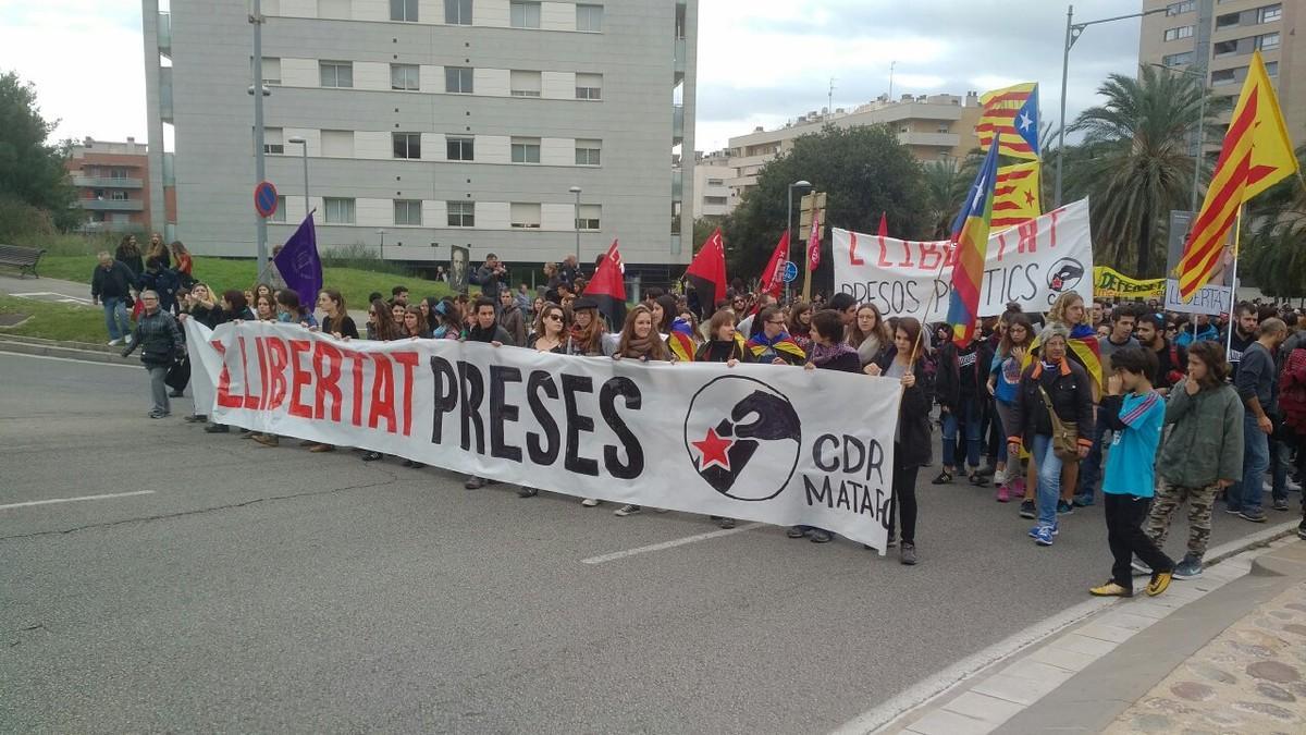 Capçalera de la manifestació vinculada a la vaga del 8 de novembre a Catalunya que ha tingut lloc a la Via Europa de Mataró aquest dimecres.