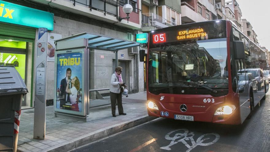 Un autobús del servicio, por una calle de Alicante