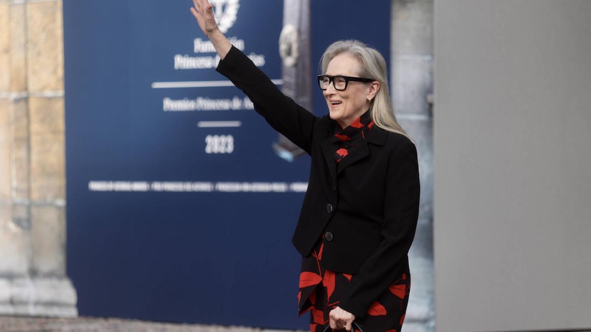 Una emocionada Meryl Streep se lanza a bailar con la banda de gaitas en Asturias