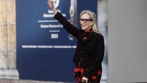 Una emocionada Meryl Streep se lanza a bailar con la banda de gaitas en Asturias