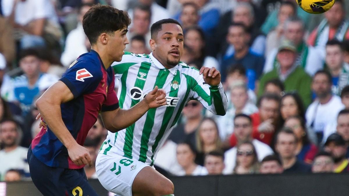 Vitor Roque se mide a Cubarsí durante el Betis-Barça