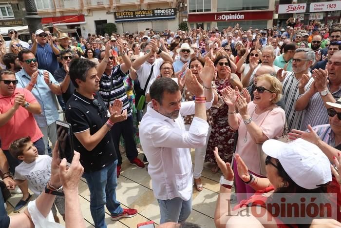 Cientos de personas protestan frente al Ayuntamiento de Cartagena por el pacto entre PP, PSOE y Cs