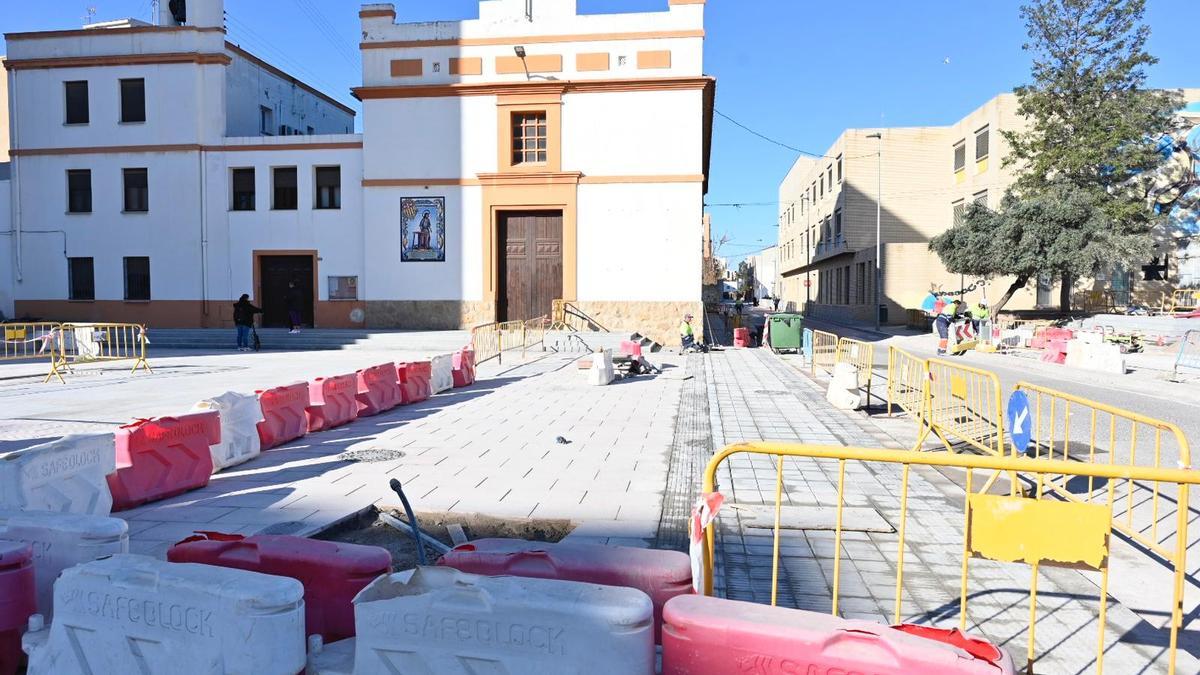 Imagen de cómo está quedando el entorno de la iglesia de San José Obrero, junto a la estación de Castelló.