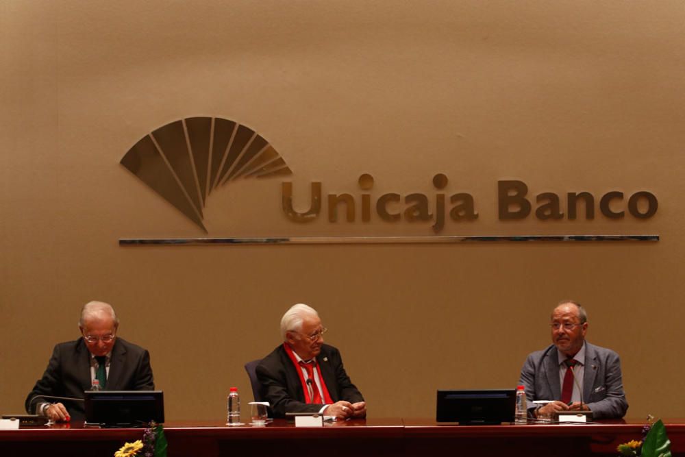 El Salón de Actos de Unicaja Banco acogió este jueves una charla del Padre Ángel organizada por esta entidad financiera. Entre los asistentes al acto, de entrada libre hasta completar aforo, estuvieron presentes el presidente de Unicaja Banco, Manuel Azuaga, y el presidente de Mensajeros de la Paz en Andalucía, Julio Millán.