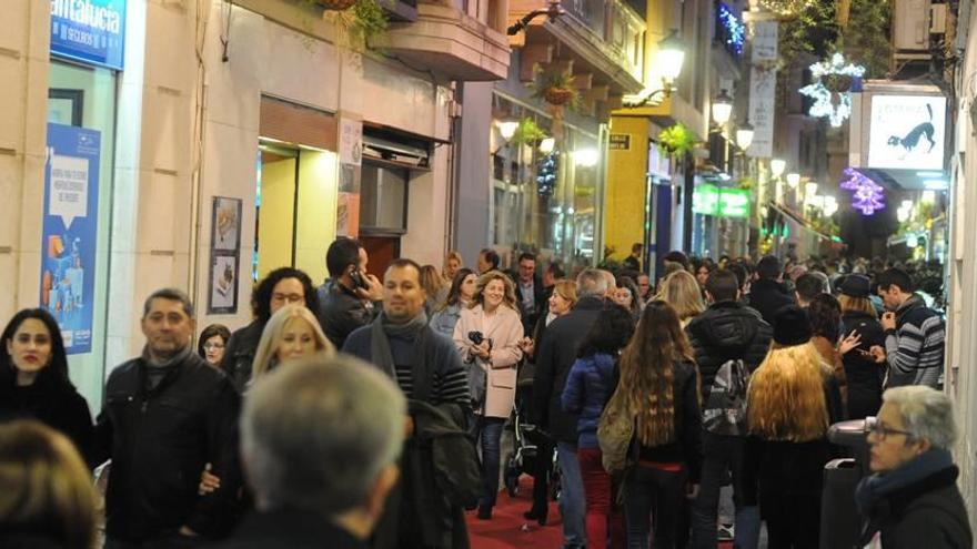 Los comercios refuerzan su plantilla ya que la Navidad llena las calles de compradores en busca de regalos o por las rebajas.