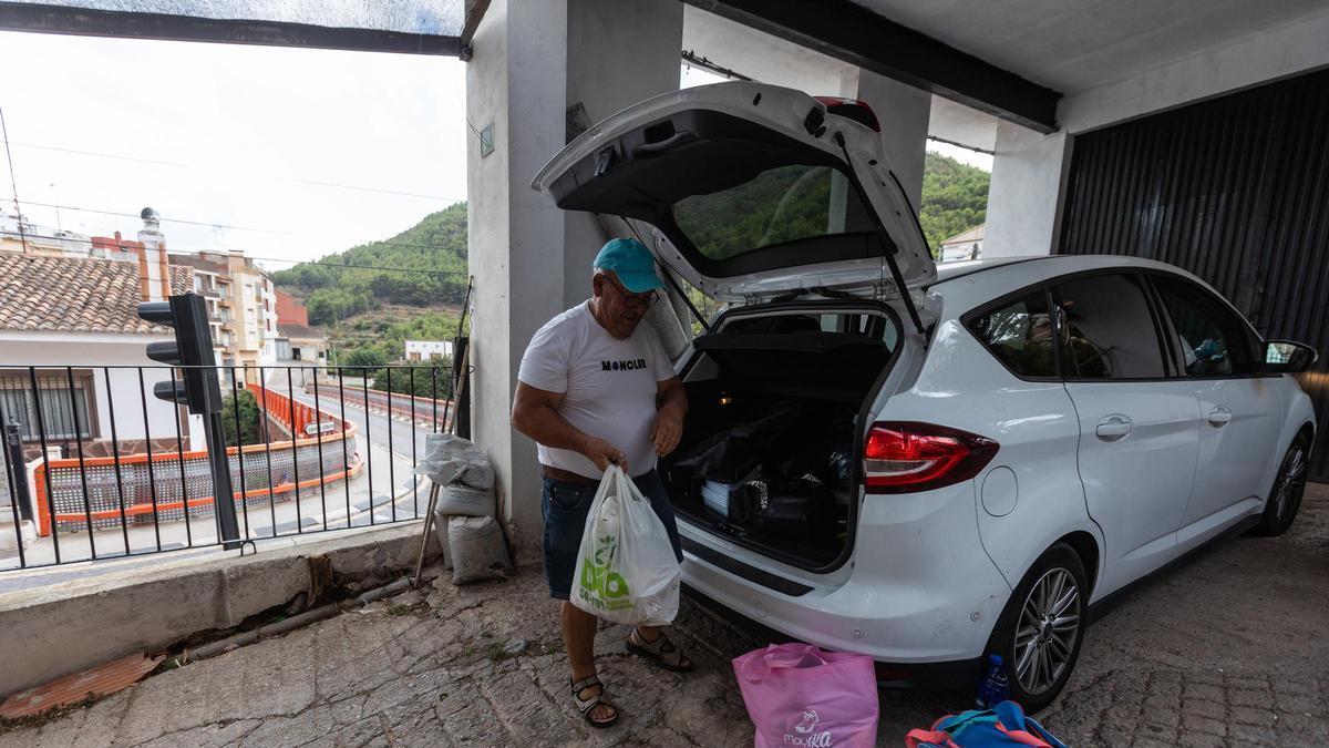 Los vecinos de Gátova regresan a sus casas tras el incendio.