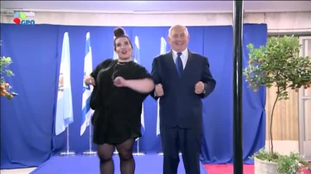 Benjamín Netanyahu recibe a la cantante israelí Netta Barzilai que ha ganado el festival de Eurovisión con el emblemático baile.