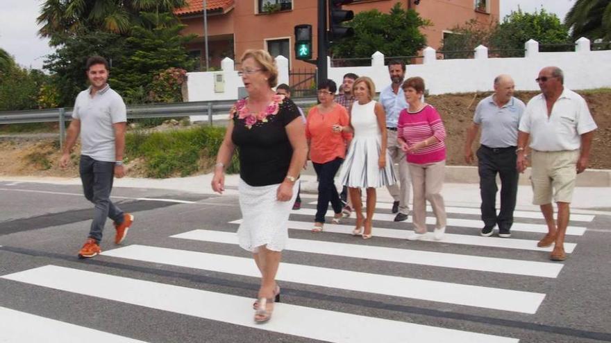 Vecinos y concejales del Ayuntamiento de Noreña cruzan la vía, ayer, en Ferrera.