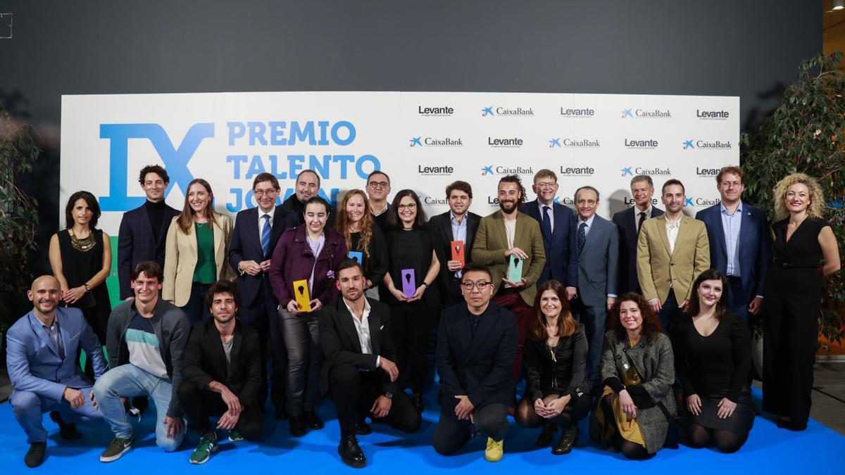Los ganadores de la novena edición de los Premio Talento Joven (2022) posan junto con los de otras ediciones, con el jurado y las autoridades presentes en la gala.