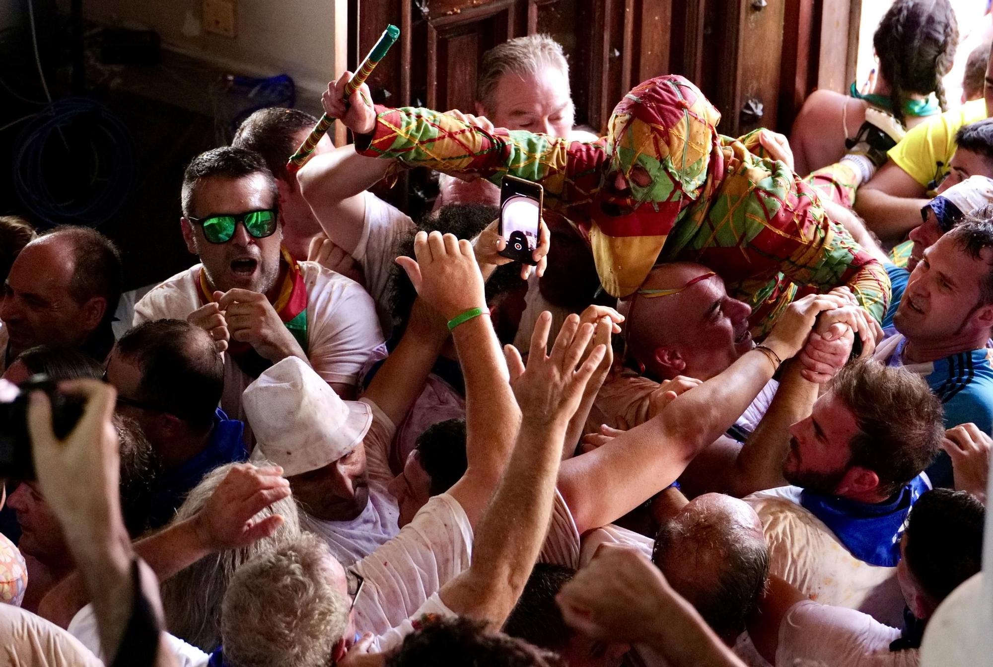 En imágenes | El Cipotegato vuelve a teñir de rojo tomate las calles de Tarazona