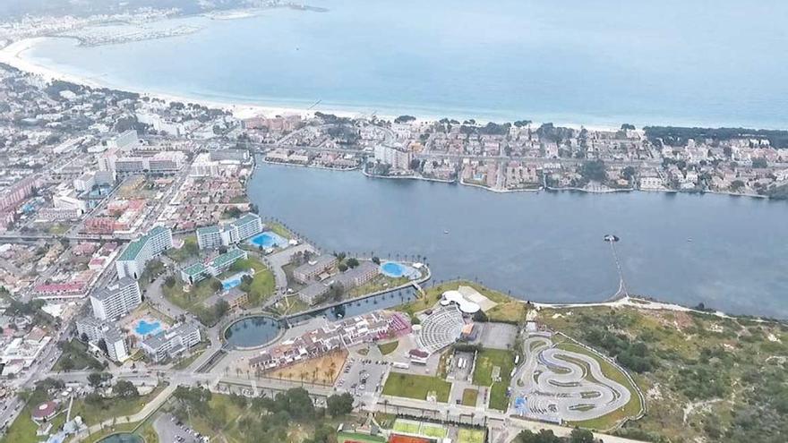 El hotel está ubicado en el entorno de los lagos del puerto ´alcudienc´.