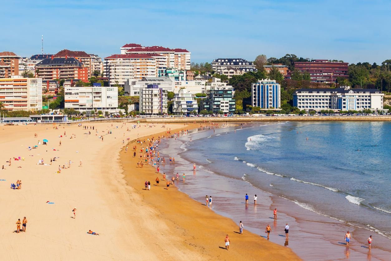 Vista aérea de la playa de la ciudad de Santander.