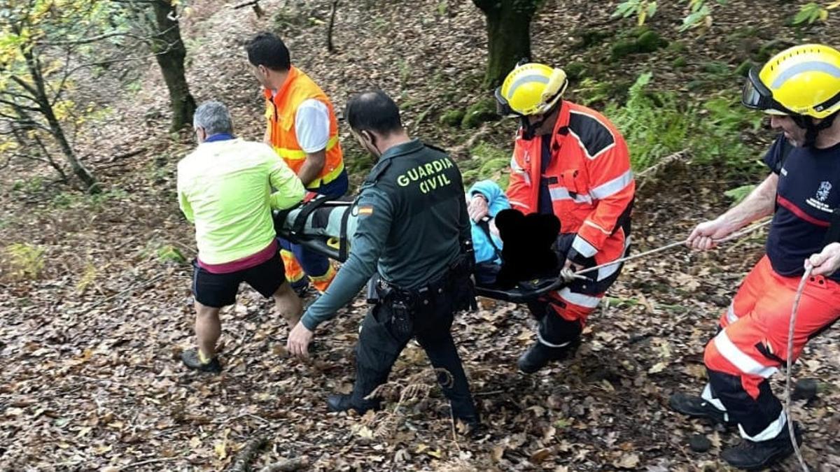 Rescate de la senderista herida tras una caída en Nogueira de Ramuín.