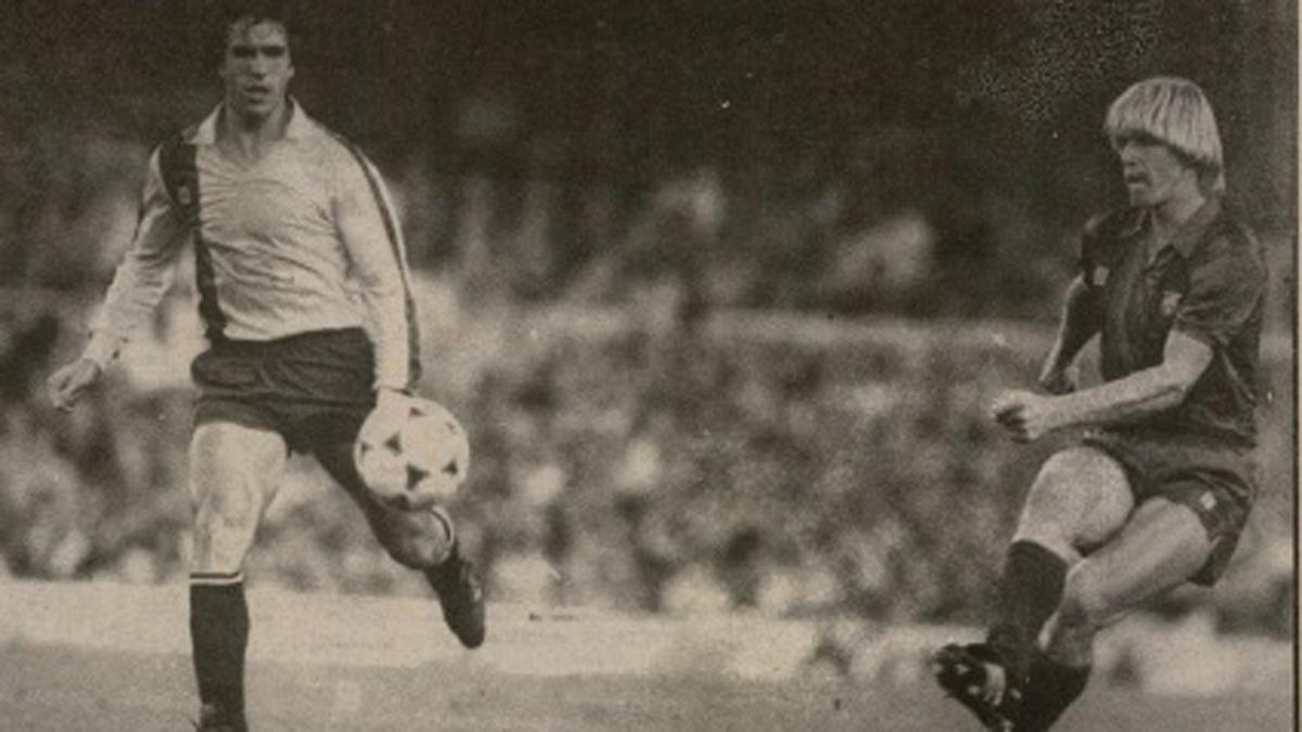 Bernd Schuster abrió el marcador contra Osasuna (2-0) el 7 de octubre de 1984 en el Camp Nou al transformar una falta directa. Ese día el equipo ‘rojillo’ vistió la segunda indumentaria del conjunto azulgrana (la amarilla, a la que le descosieron el escudo) por un hurto