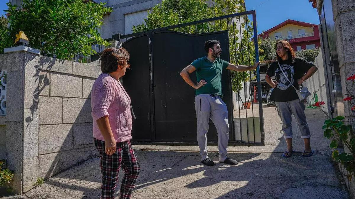 Familiares de Yohanna frente a la casa donde sucedieron los hechos, en septiembre de 2024