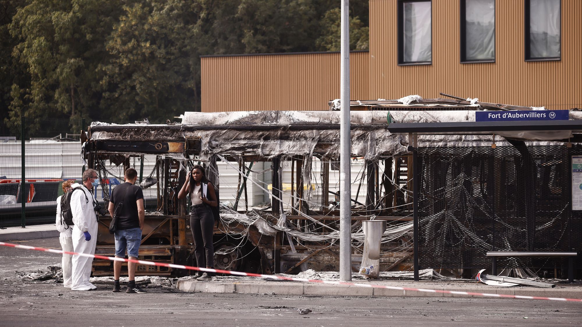 Autobús quemado tras los enfrentamientos con los manifestantes en Nanterre, cerca de París