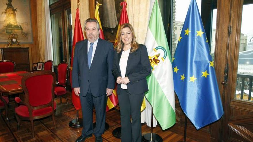 Susana Díaz insta a los gobiernos a mirar a lo local para recuperar credibilidad