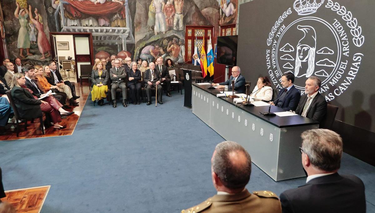 Un instante del acto de entrega de los Premios Anuales de la Racba, ayer, en el Cabildo de Tenerife.